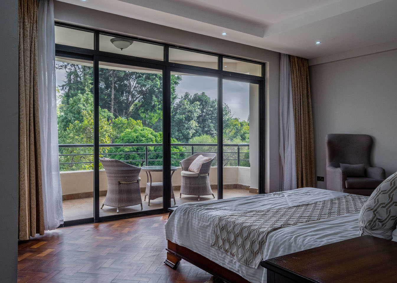 Fully Furnished 4-Bedroom Duplex Apartment for Rent in Riverside Drive -11